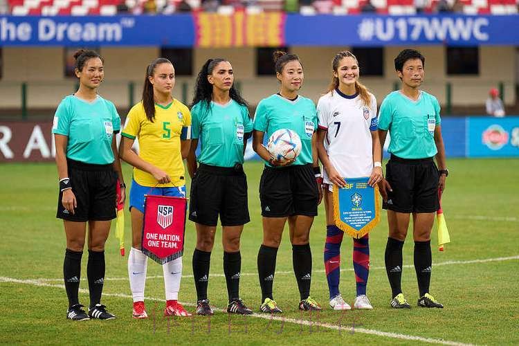 女子裁判组携手执裁中超联赛