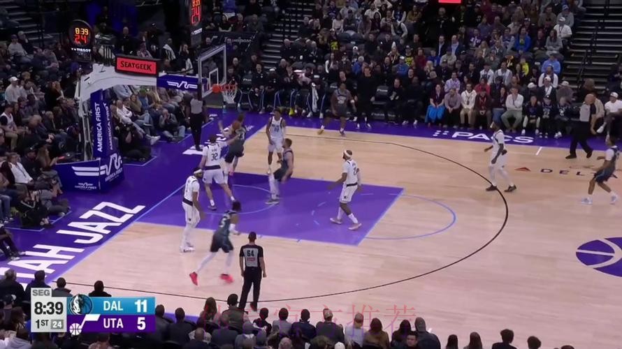 马尔卡宁33+7 爵士战胜独行侠